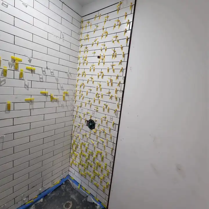 Subway tile going up with a levelling clip on every course