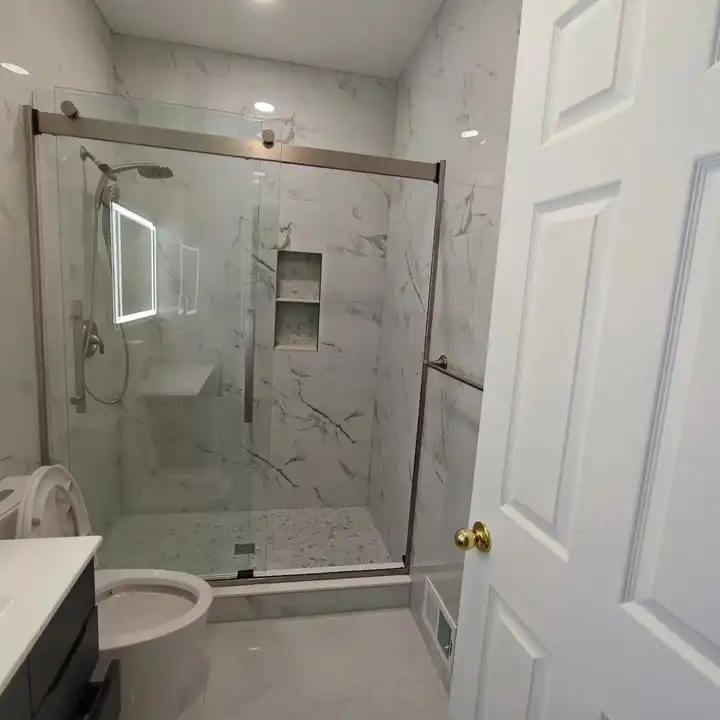 Recessed shower niche in marble-look porcelain, wide format